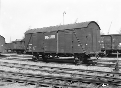 167537 Afbeelding van de gesloten goederenwagen (graanwagen) nr. NS 13836 (type CHGZ, serie NS 13801-13850) van de N.S.